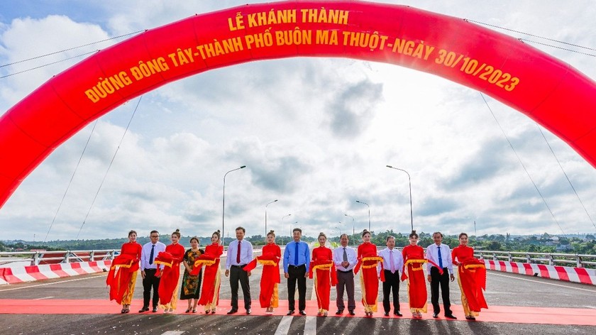 Lãnh đạo Thành ủy, Hội đồng nhân dân và Ủy ban nhân dân thành phố Buôn Ma Thuột cắt băng khánh thành công trình đường giao thông Đông Tây, thành phố Buôn Ma Thuột.
