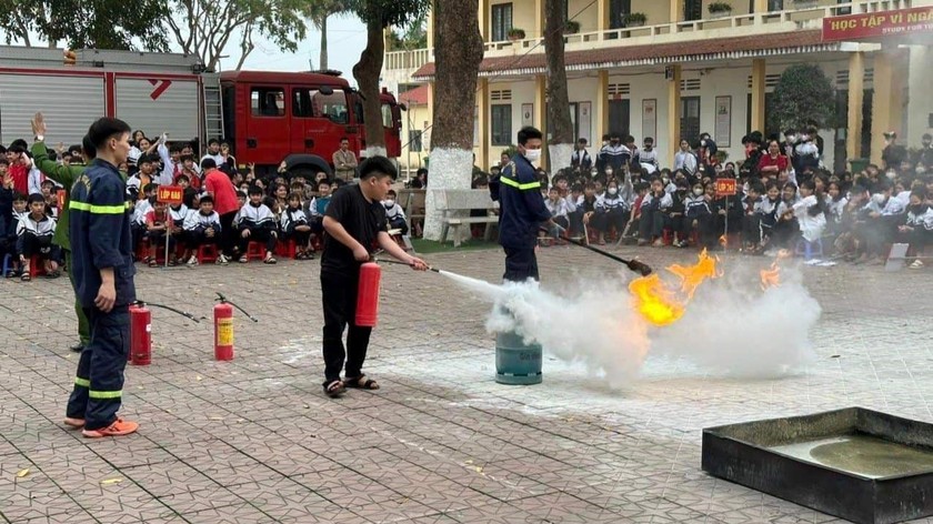 Tập huấn kỹ năng phòng cháy chữa cháy cho học sinh (Ảnh: Gia Hải).