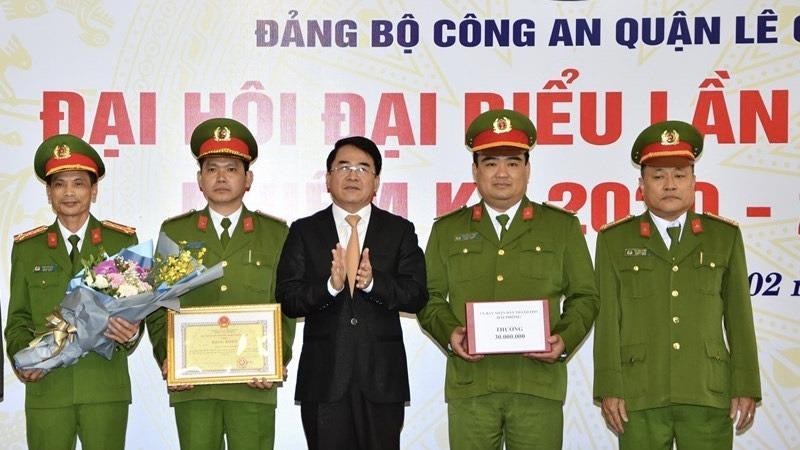 Phó Chủ tịch UBND thành phố Lê Khắc Nam trao thưởng cho Ban chuyên án 202M.