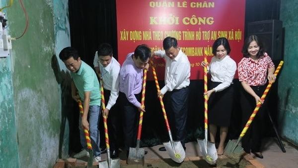 Quận Lê Chân khởi công xây mới nhà ở cho hộ nghèo theo chương trình hỗ trợ an sinh xã hội của Vietcombank.