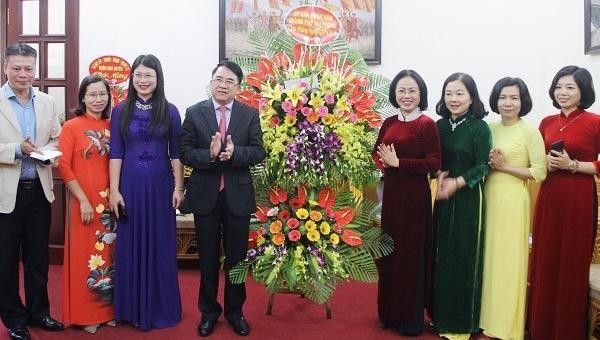Phó Chủ tịch UBND TP Lê Khắc Nam tặng hoa chúc mừng Hội Liên hiệp Phụ nữ TP.Hải Phòng.