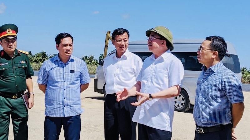 Phó Chủ tịch UBND TP Lê Khắc Nam kiểm tra thực địa tại khu vực chuẩn bị Lễ khởi công