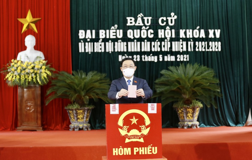 Chủ tịch Quốc hội Vương Đình Huệ bỏ phiếu tại khu vực bỏ phiếu số 1 thị trấn An Lão, huyện An Lão, TP Hải Phòng.