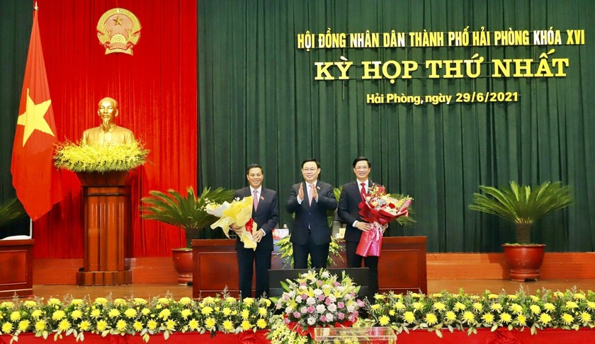 Chủ tịch Quốc hội Vương Đình Huệ tặng hoa chúc mừng ông Phạm Văn Lập trúng cử chức danh Chủ tịch HĐND TP và ông Nguyễn Văn Tùng trúng cử chức danh Chủ tịch UBND TP 