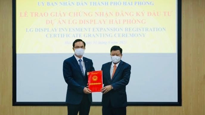 Trưởng Ban quản lý Khu kinh tế Hải Phòng Lê Trung Kiên trao giấy chứng nhận đầu tư cho Công ty LG Display Việt Nam Hải Phòng.