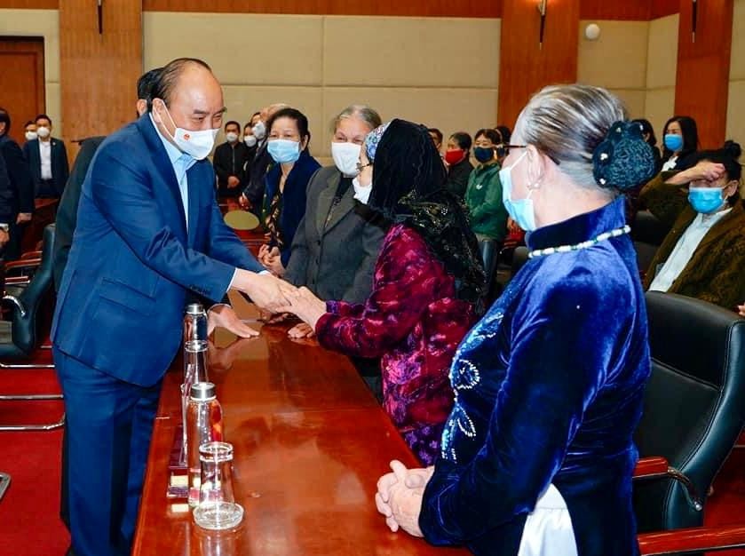 Chủ tịch nước Nguyễn Xuân Phúc thăm, tặng quà mẹ Việt Nam Anh hùng.