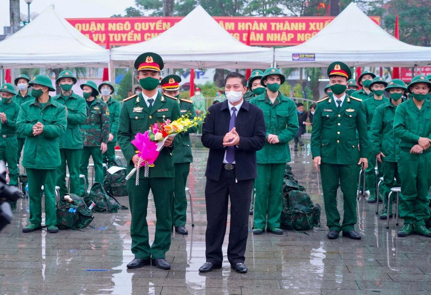 Chủ tịch UBND TP Nguyễn Văn Tùng tặng hoa cho đại diện đơn vị nhận quân. 