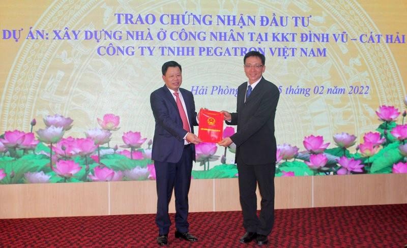 Ông Lê Trung Kiên, Trưởng ban Ban Quản lý Khu kinh tế Hải Phòng trao giấy chứng nhận đầu tư Dự án xây dựng nhà ở công nhân cho đại diện Công ty TNHH Pegatron Việt Nam.