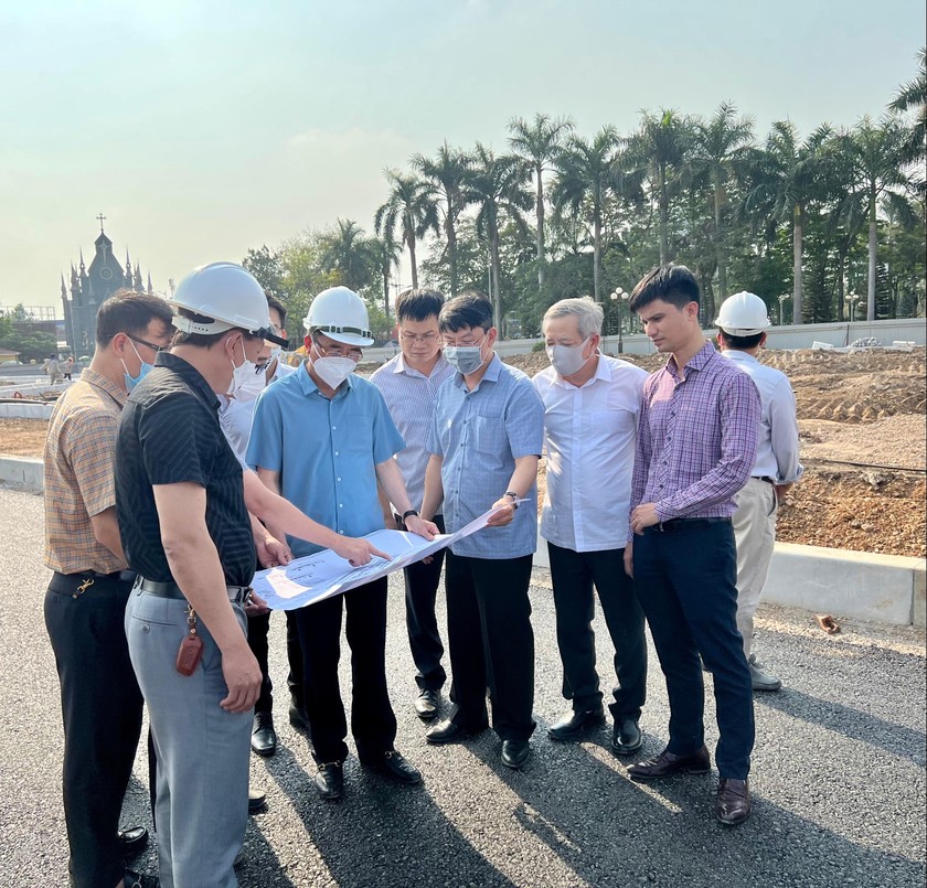 Phó Chủ tịch UBND TP Hải Phòng Lê Khắc Nam kiểm tra thực địa Dự án xây dựng công viên cây xanh tại số 53 Lạch Tray. 