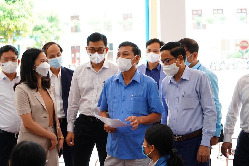 Chủ tịch UBND TP Nguyễn Văn Tùng đánh giá cao công tác chuẩn bị tiêm chủng tại điểm tiêm trường THCS Trần Phú.