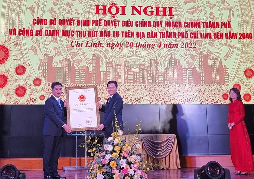 Ông Triệu thế Hùng – chủ tịch tỉnh Hải Dương trao quyết định phê duyệt điều chỉnh quy hoạch phát triển chung TP Chí Linh cho Chủ tịch UBND TP Chí Linh.