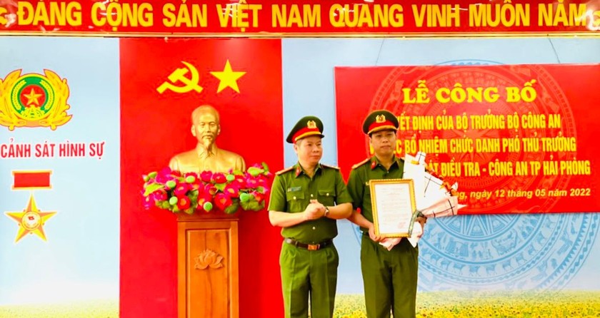 Đại tá Lê Nguyên Trường - Phó Giám đốc Công an TP Hải Phòng trao quyết định, chúc mừng Trung tá Nguyễn Văn Hiển.