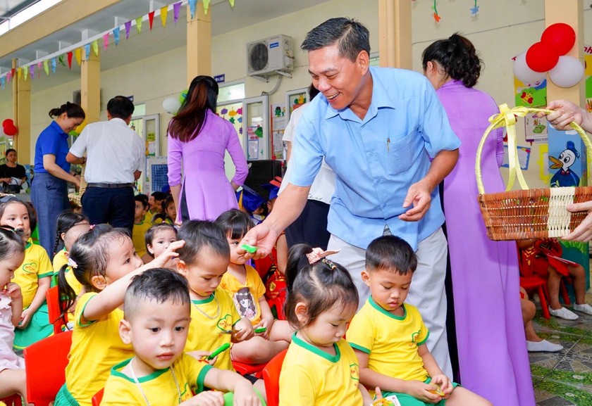Chủ tịch UBND TP Nguyễn Văn Tùng thăm, tặng quà các cháu thiếu nhi Trường mầm non Vạn Hương.