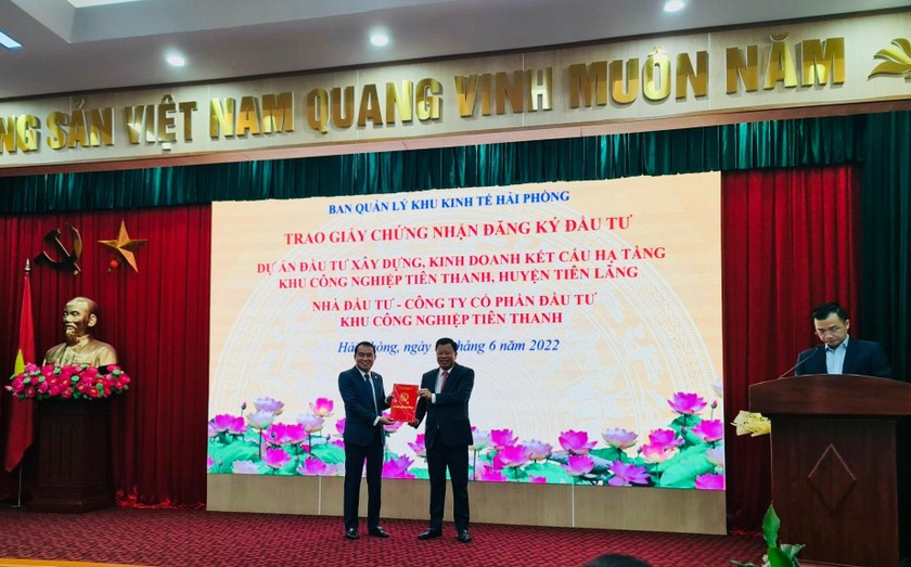 Ông Lê Trung Kiên, Trưởng Ban Quản lý Khu kinh tế Hải Phòng trao Giấy chứng nhận đăng ký đầu tư cho Công ty Cổ phần đầu tư Khu công nghiệp Tiên Thanh