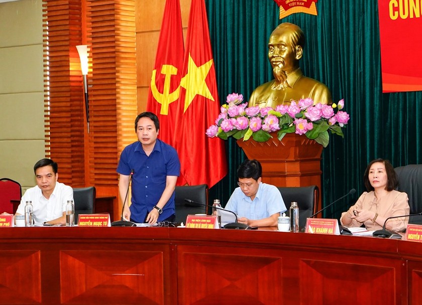 Chánh Văn phòng UBND TP Hải Phòng Nguyễn Ngọc Tú thông tin tình hình kinh tế - xã hội TP trong 10 tháng.