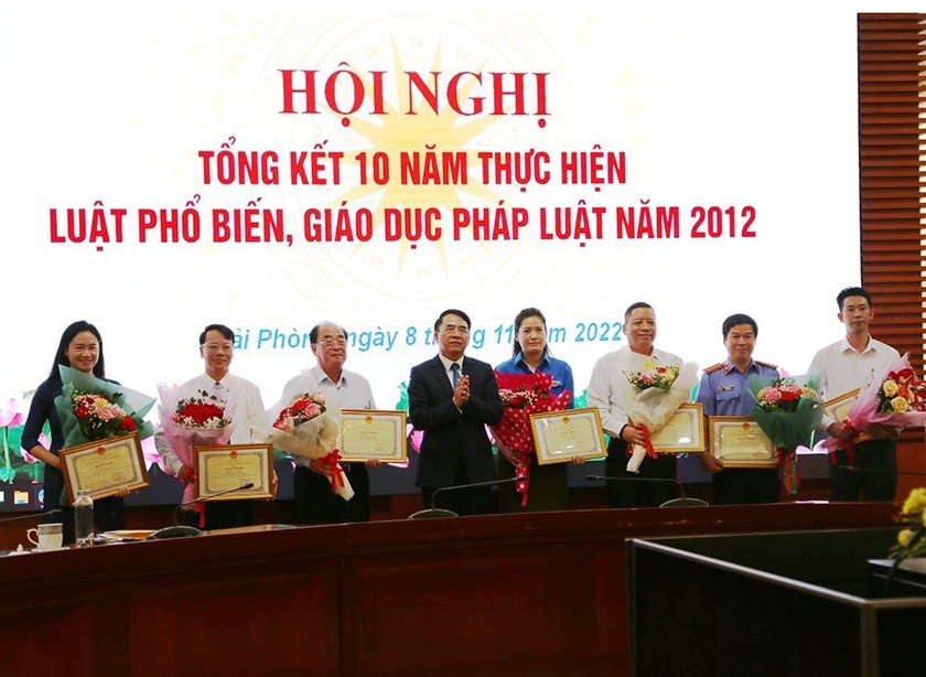 Phó Chủ tịch UBND TP Lê Khắc Nam trao Bằng khen của Chủ tịch UBND TP cho các tập thể, cá nhân có thành tích xuất sắc trong thực hiện Luật PBGDPL.