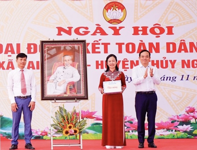 Ông Trần Lưu Quang, Bí thư Thành ủy Hải Phòng tặng hoa và quà cho cán bộ và Nhân dân xã Lại Xuân, huyện Thuỷ Nguyên.