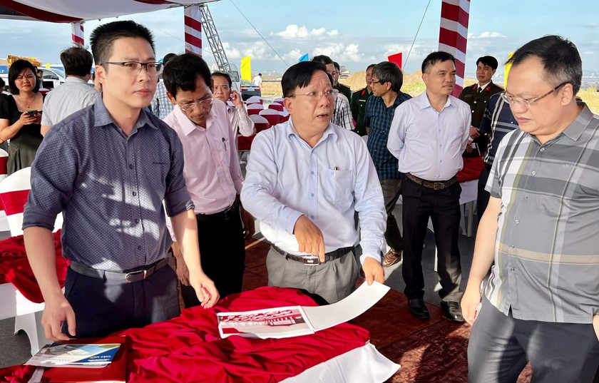 Ông Nguyễn Đức Thọ, Phó chủ tịch UBND TP kiểm tra công tác chuẩn bị Lễ khởi công Dự án.