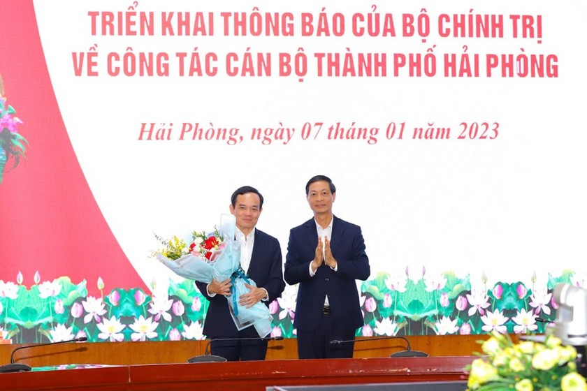 Ông Đỗ Manh Hiến, Phó Bí thư Thường trực Thành ủy tặng hoa chúc mừng Phó Thủ tướng Chính phủ Trần Lưu Quang. 