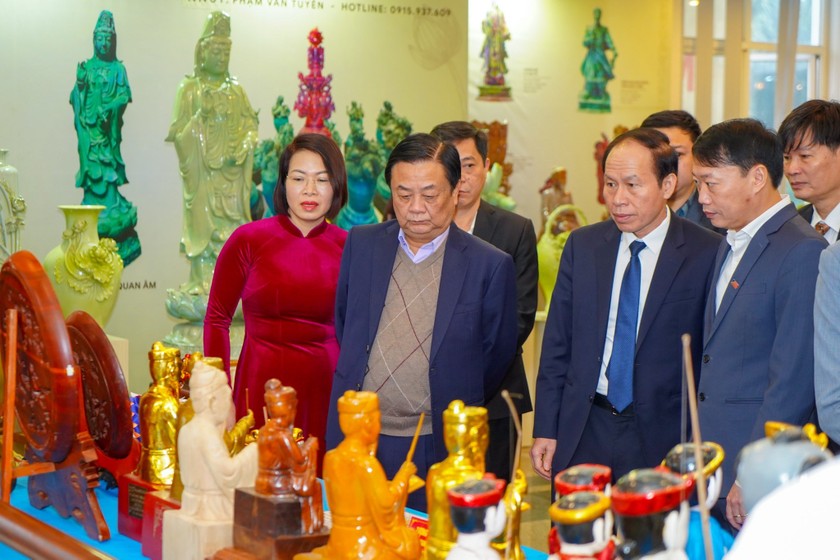 Bộ trưởng Lê Minh Hoan cùng lãnh đạo TP Hải Phòng tham quan các gian hàng OCOP được trưng bày tại Hội nghị.