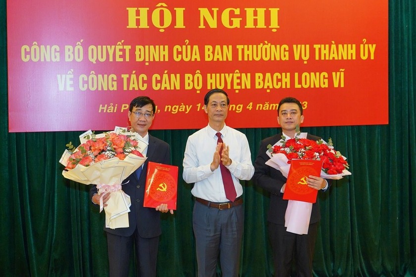 Phó Bí thư Thường trực Thành uỷ Hải Phòng Đỗ Mạnh Hiến trao Quyết định cho ông Trần Quang Tường và ông Bùi Trung Tiến.