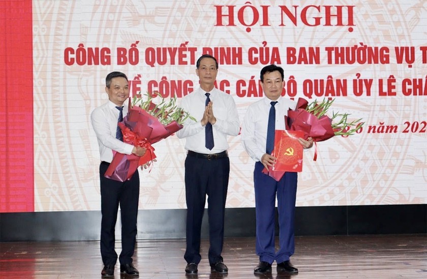 Phó Bí thư Thường trực Thành ủy Hải Phòng trao Quyết định và tặng hoa cho ông Nguyễn Hoàng Linh và ông Nguyễn Văn Phiệt.