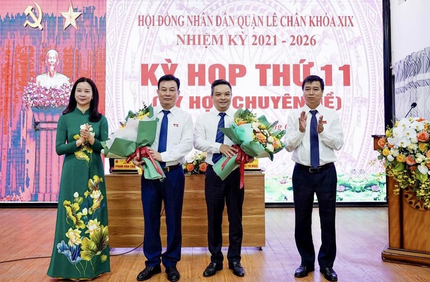 Lãnh đạo quận Lê Chân tặng hoa chúc mừng ông Nguyễn Hoàng Linh và ông Nguyễn Văn Phiệt.