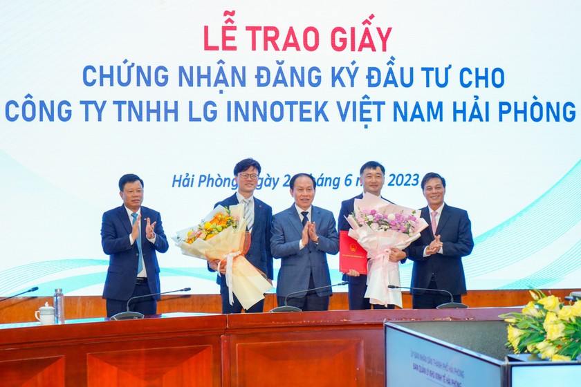 Lãnh đạo TP trao Giấy chứng nhận đăng ký đầu tư điều chỉnh tăng vốn cho Công ty TNHH LG Innotek Việt Nam Hải Phòng.