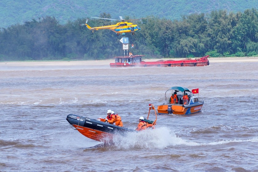 Thực hành ứng phó siêu bão và tìm kiếm cứu nạn tại khu vực Cảng Lạch Huyện.