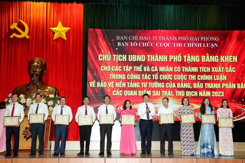 Trao tặng Bằng khen của Chủ tịch UBND TP Hải Phòng tặng các tập thể, cá nhân có thành tích xuất sắc trong tổ chức, triển khai cuộc thi.