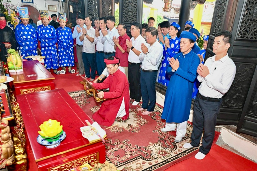 Lãnh đạo quận thành kính dâng hương tại Đền thờ Nam Hải Đại Thần Vương.