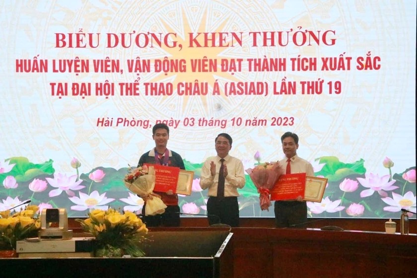 Phó Chủ tịch UBND TP Hải Phòng Lê Khắc Nam trao Bằng khen của Chủ tịch UBND TP cho HLV Phạm Cao Sơn và VĐV Phạm Quang Huy.