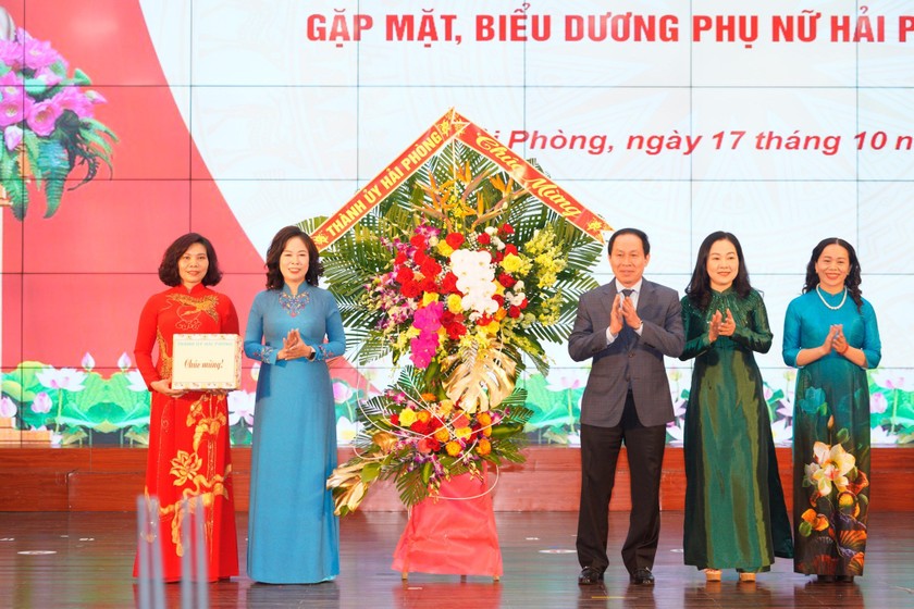 Bí thư Thành ủy Hải Phòng Lê Tiến Châu tặng hoa chúc mừng Hội Liên hiệp Phụ nữ TP.