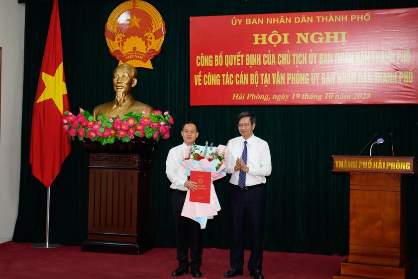 Phó Chủ tịch Thường trực UBND TP Lê Anh Quân trao Quyết định và tặng hoa chúc mừng tân Phó Chánh Văn phòng UBND TP Phạm Huy Hoàng.