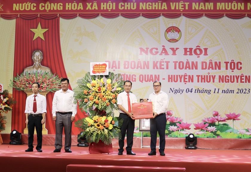 Ông Lê Hải Bình, Ủy viên dự khuyết Trung ương Đảng, Phó Trưởng Ban Tuyên giáo Trung ương tặng hoa và quà chúc mừng nhân dân xã Dương Quan.