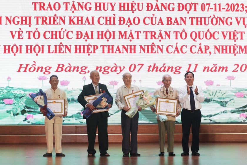 Bí thư Quận ủy Hồng Bàng Lê Ngọc Trữ trao Huy hiệu Đảng cho các đảng viên.