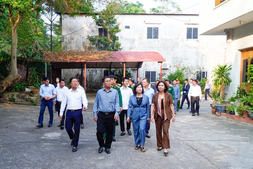 Chủ tịch thành phố Hải Phòng và đoàn công tác kiểm tra thực địa và nghe báo cáo về công tác quản lý tài sản đất đai trên địa bàn quận Đồ Sơn.