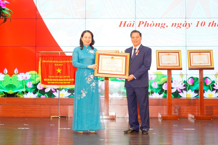 Phó Chủ tịch nước Võ Thị Ánh Xuân trao Huân chương lao động hạng Ba của Chủ tịch nước cho Chủ tịch UBND TP Hải Phòng