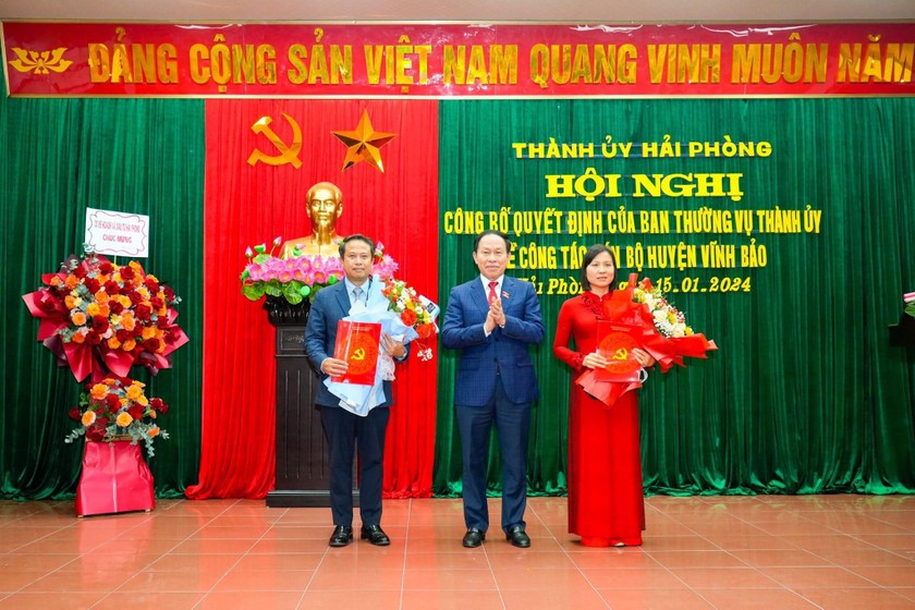 Bí thư Thành uỷ Hải Phòng tặng hoa, trao quyết định cho bà Phạm Tuyên Dương và ông Nguyễn Hoàng Long.