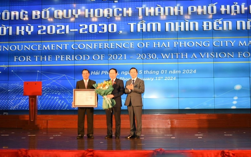 Phó Thủ tướng Chính phủ Trần Hồng Hà trao Quyết định của Thủ tướng Chính phủ phê duyệt Quy hoạch TP Hải Phòng.