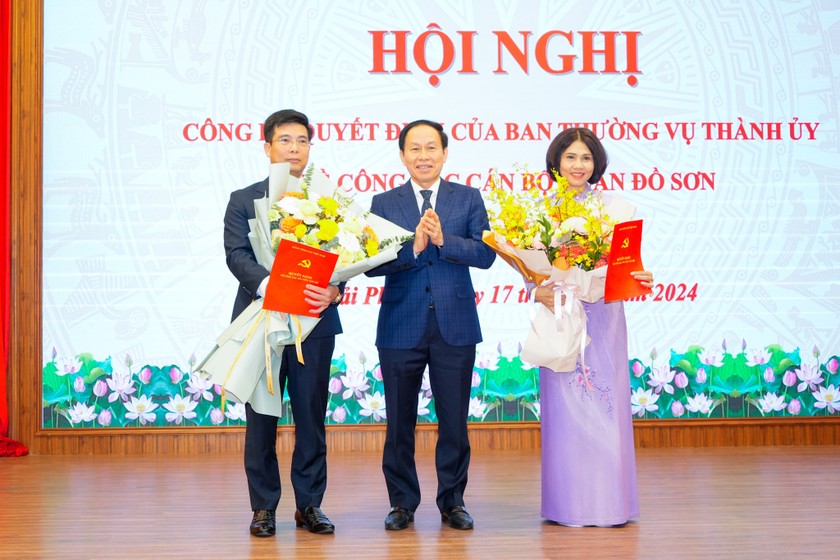 Bí Thư Thành ủy Lê Tiến Châu trao Quyết định, tặng hoa cho ông Bùi Hùng Thiện và bà Bùi Thị Hồng Vân.