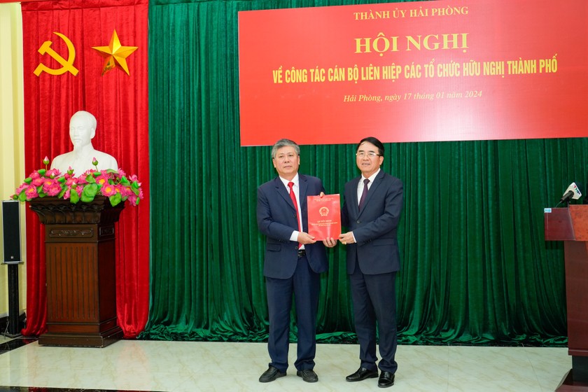 Phó Chủ tịch UBND TP Lê Khắc Nam trao Quyết định cho ông Đỗ Văn Bình.