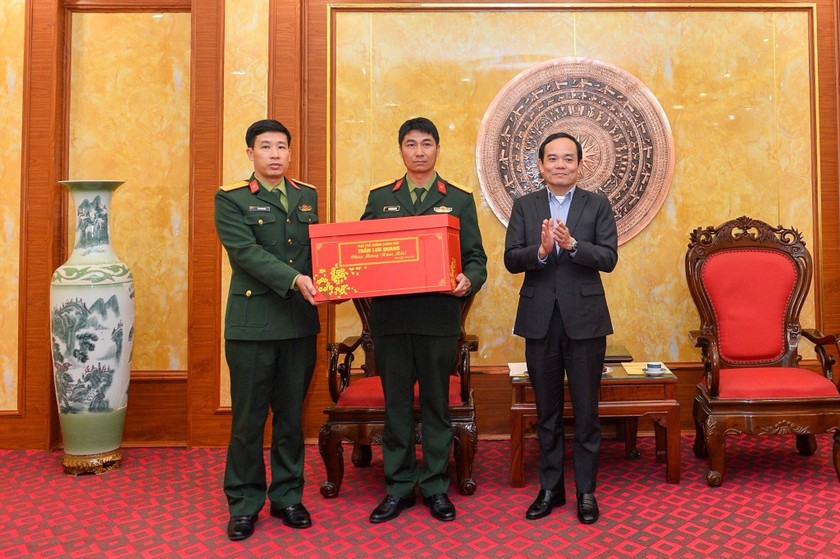 : Phó Thủ tướng Chính phủ Trần Lưu Quang trao quà Tết tặng Trung đoàn 50