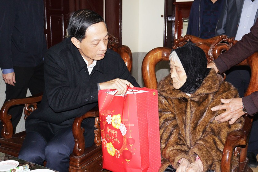 Phó Bí thư Thường trực Thành ủy Hải Phòng thăm, tặng quà, chúc Tết bà Trịnh Thị Nõn, phường Hưng Đạo, quận Dương Kinh.