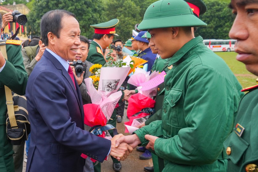 Bí thư Thành ủy Hải Phòng Lê Tiến Châu tặng hoa chúc mừng các tân binh.