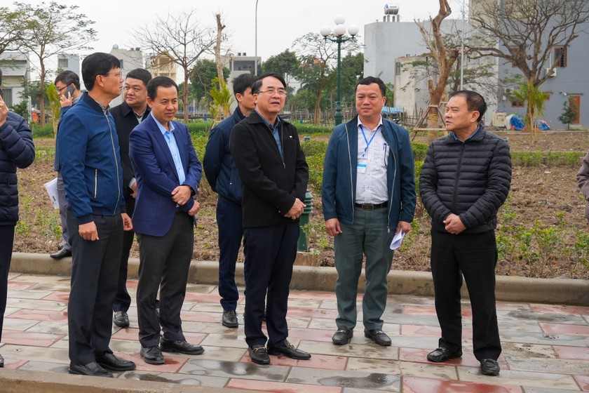 Phó chủ tịch UBND TP Hải Phòng Lê Khắc Nam kiểm tra Dự án Vườn hoa tại phường Đằng Hải, quận Hải An.