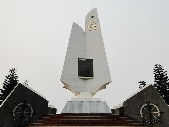 Tượng đài kỷ niệm di tích đường Hồ Chí Minh trên biển tại phường Vạn Hương, Đồ Sơn, Hải Phòng (Ảnh Internet).