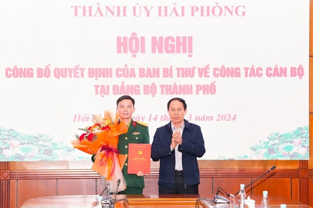Bí thư Thành ủy Lê Tiến Châu trao quyết định, tặng hoa chúc mừng Đại tá Bùi Xuân Thắng, Chỉ huy trưởng Bộ Chỉ huy Quân sự TP Hải Phòng.