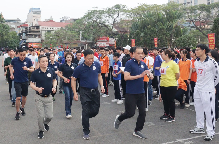 Hơn 1.000 cán bộ, lực lượng vũ trang, công chức, viên chức, giáo viên, học sinh và người dân quận Lê Chân tham gia sự kiện.