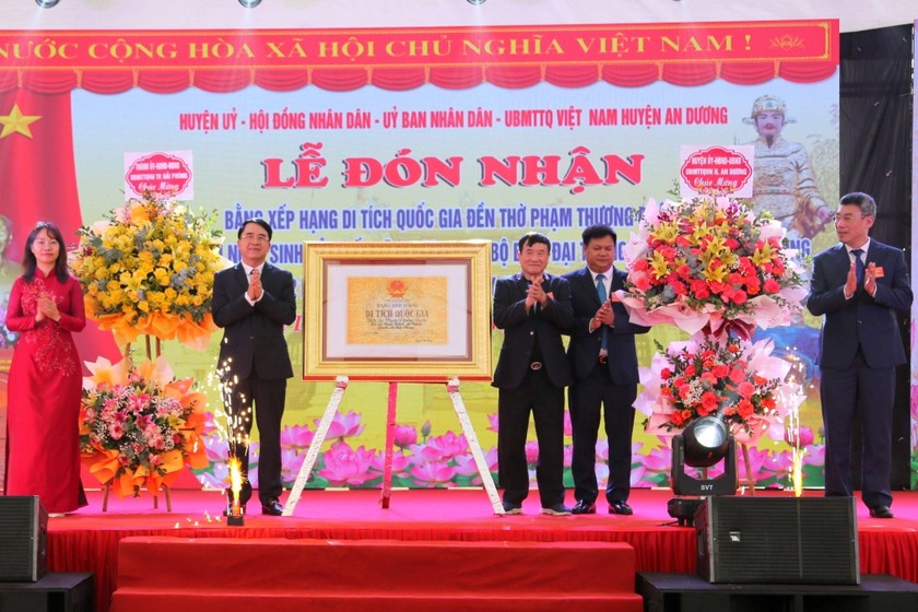 Phó Chủ tịch UBND TP Lê Khắc Nam trao bằng công nhận Di tích Quốc gia Đền thờ Phạm Thượng Quận.